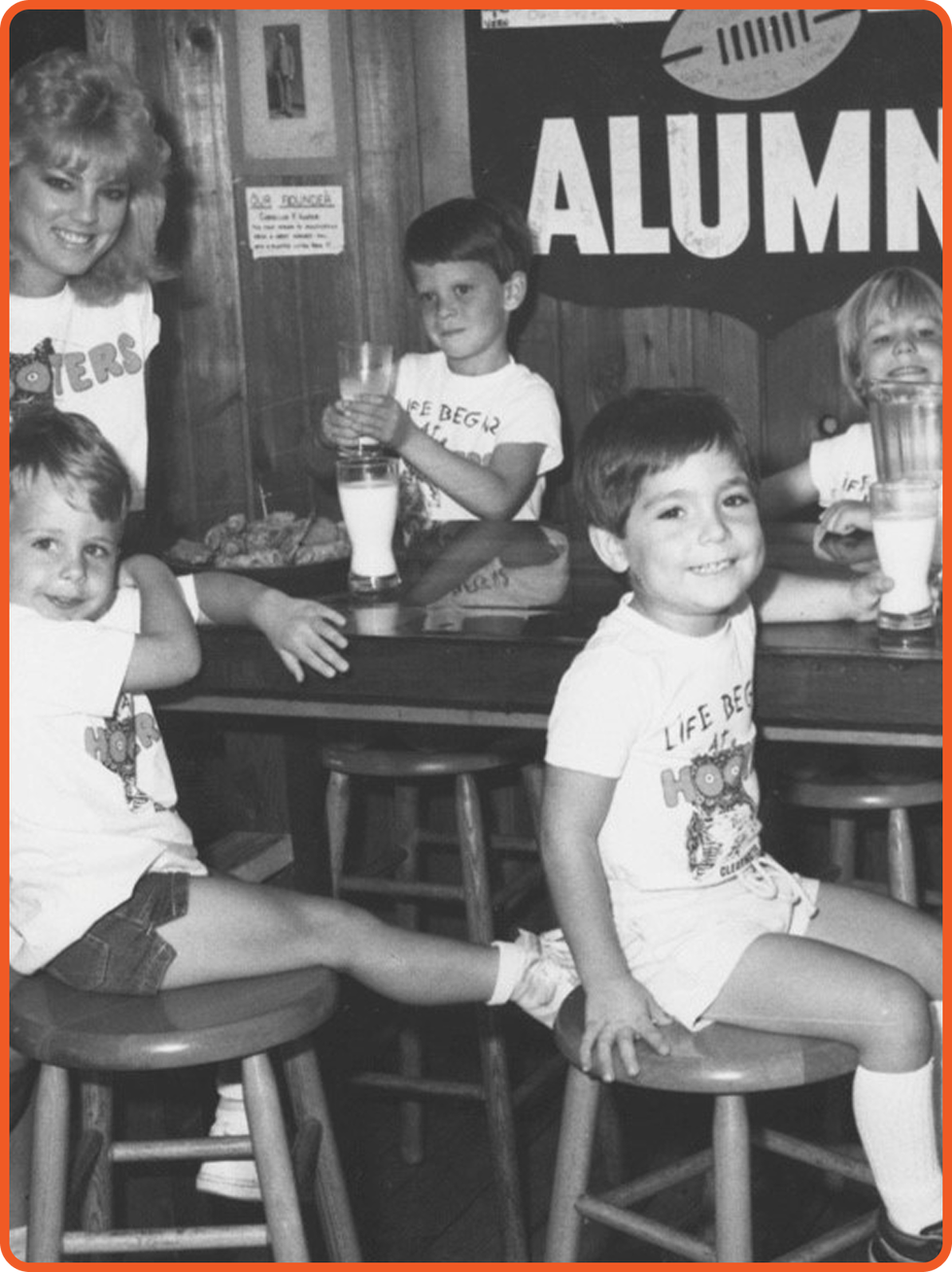 a picture of kids at hooters in black and white