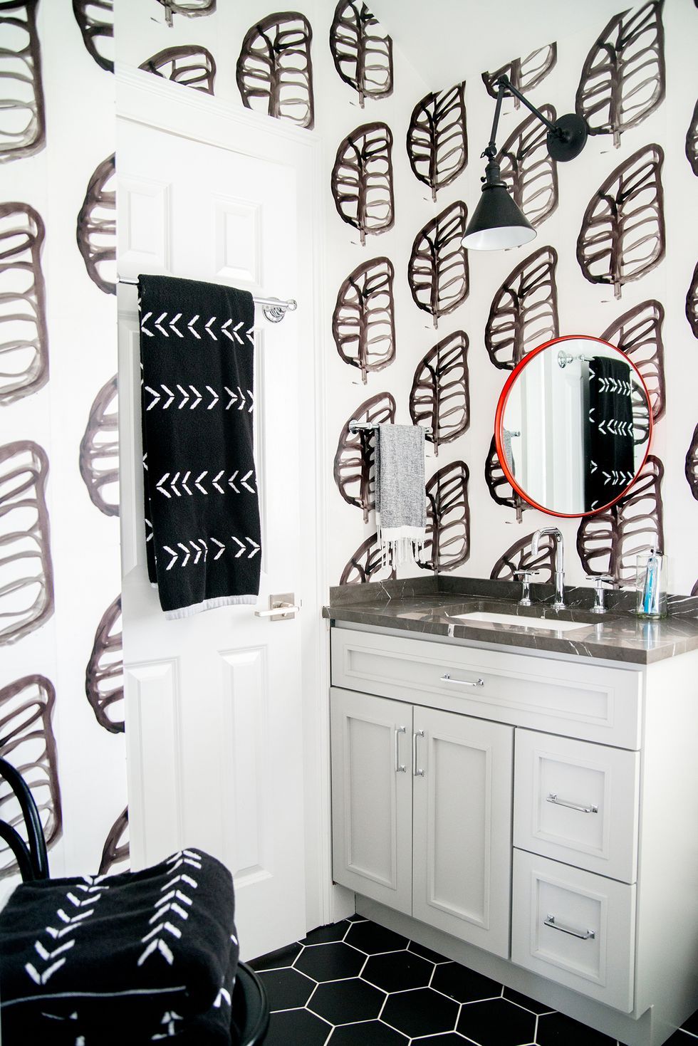 33 White Bathroom Ideas That Are Simple and Sophisticated  Deco salle de  bain Salle de bain noir Meuble salle de bain