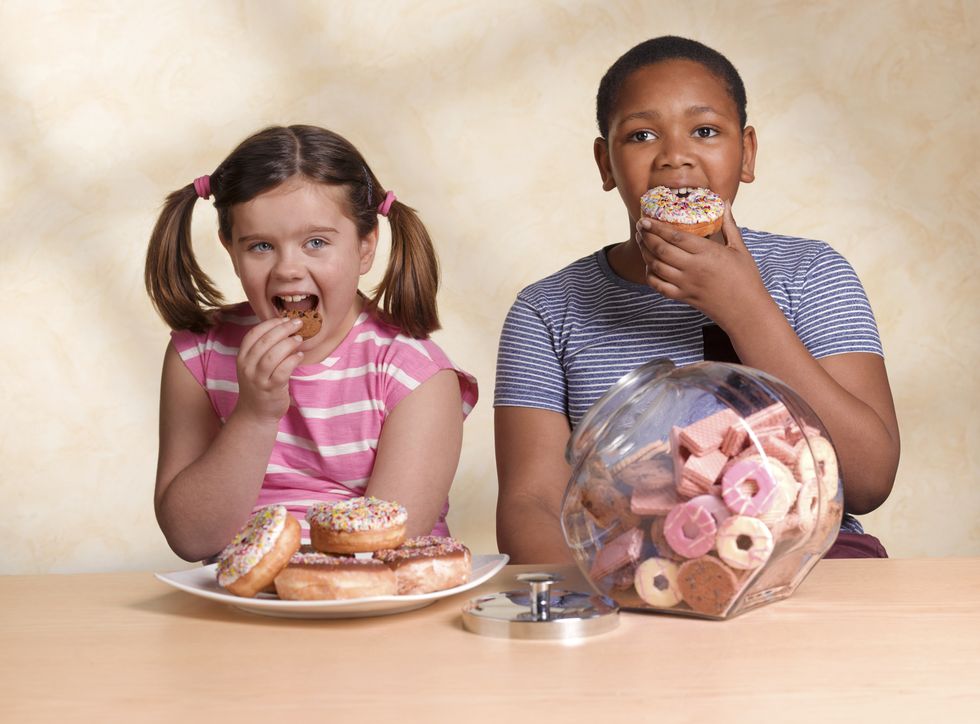 niños comiendo dulces como galletas y donuts