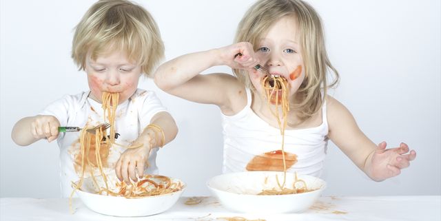 niños comiendo espaguetis