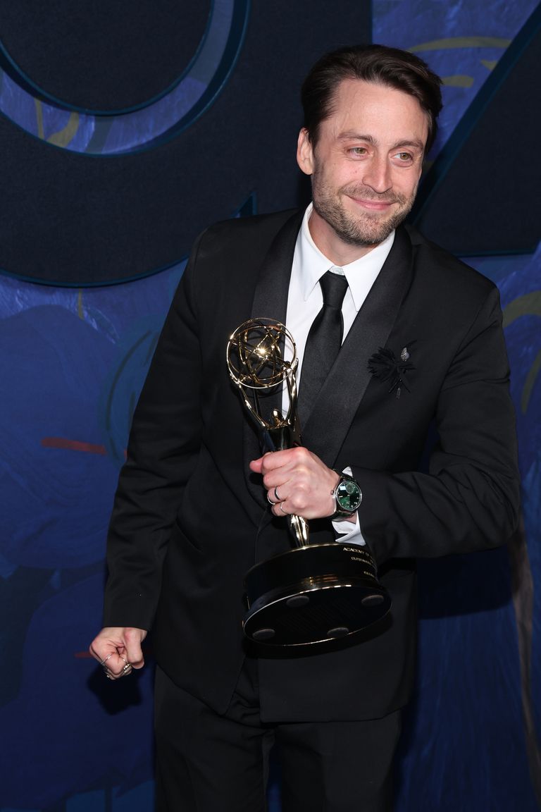 Kieran Culkin lleva el reloj IWC verde más tendencia a los Emmys 2024