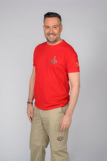 el colaborador con camiseta roja del reality