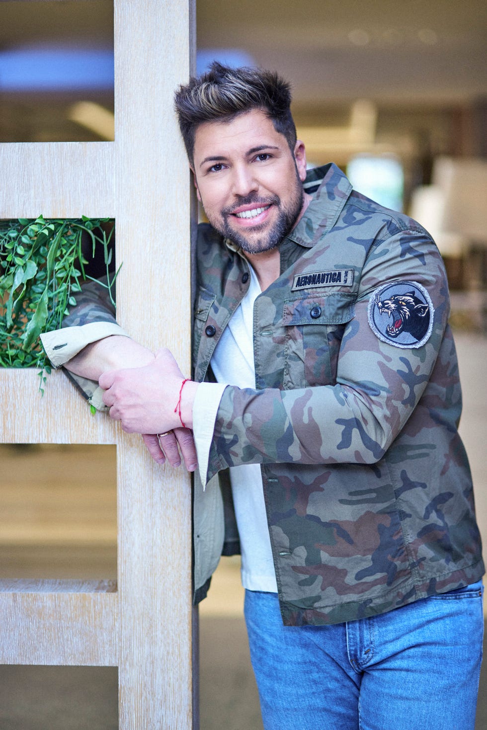 kike quintana, sobrino de ana rosa quintana, posa para su entrevista con la revista diez minutos
