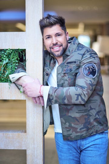 kike quintana, sobrino de ana rosa quintana, posa para su entrevista con la revista diez minutos