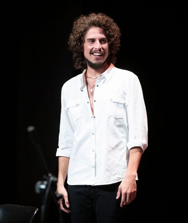 el cantante, novio de sara carbonero, con camisa blanca sobre un escenario