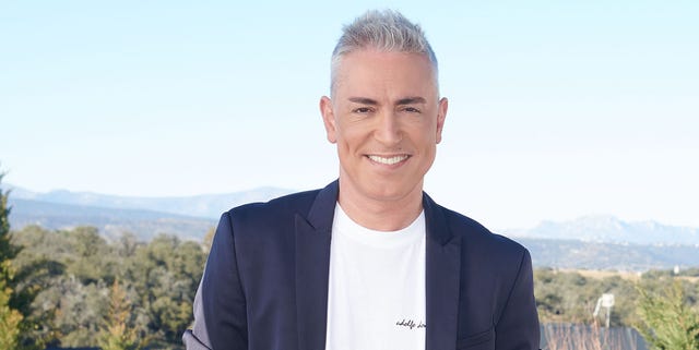 Kiko Hernández el colaborador de 'sálvame' posa en su casa de madrid