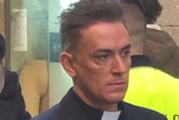 kiko hernandez vestido de cura para la película el ídolo