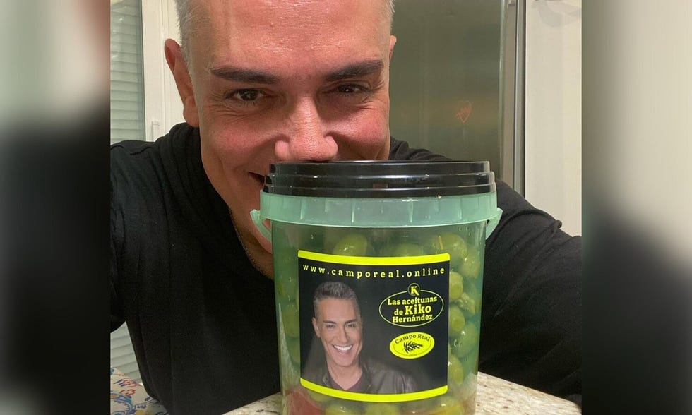 kiko hernandez presentando su propia marca de aceitunas, las aceitunas de kiko hernandez