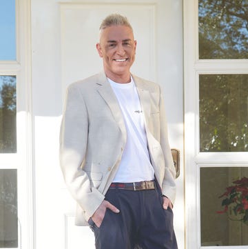 Kiko Hernández el colaborador de 'sálvame' posa a las puertas de su casa