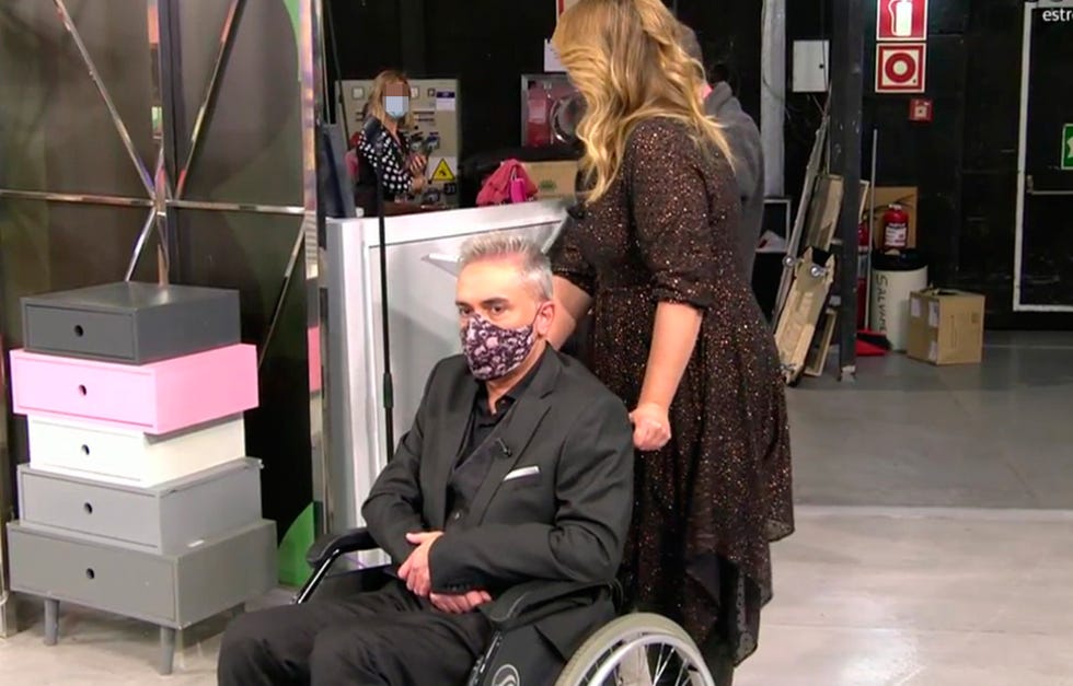 kiko hernández aparece en silla de ruedas en 'sálvame'