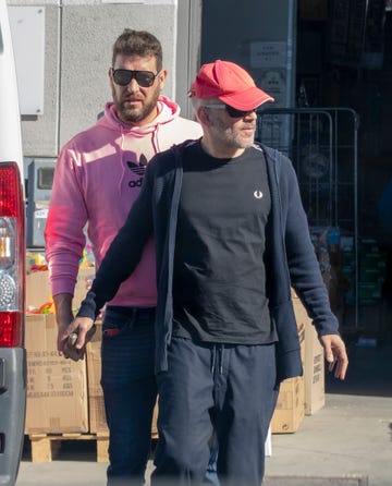 el colaborador de 'sálvame', con gorra, y el actor con sudadera rosa