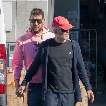 Kiko Hernández y Fran Antón de compras el colaborador de 'sálvame', con gorra, y el actor con sudadera rosa