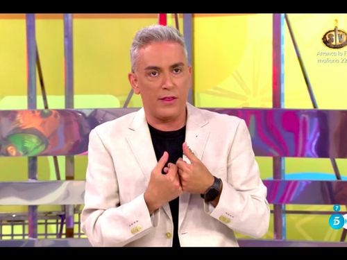 kiko hernandez de pie en el plato de salvame