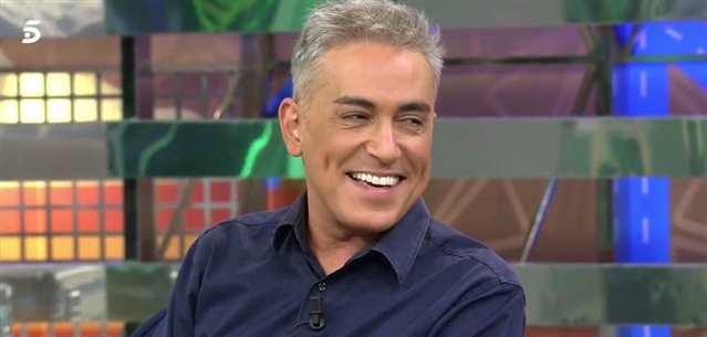 kiko hernandez riendo en el plato de salvame