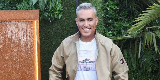 kiko hernandez posando delante de unos árboles