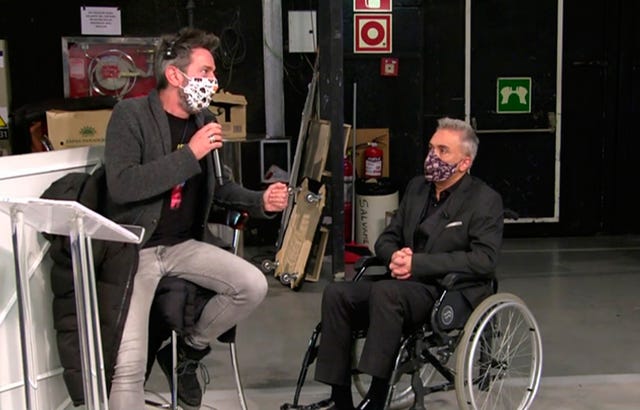 kiko hernández aparece en silla de ruedas en 'sálvame'