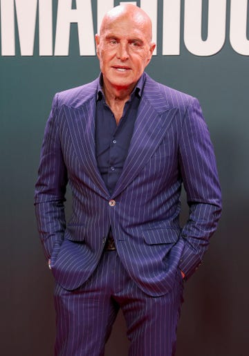 el colaborador de television con un traje de rayas azul