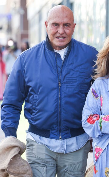el colaborador de la familia de la tele con una cazadora de color azul