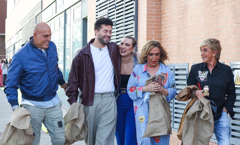 kiko matamoros, javier de hoyos, marta riesco, lydia lozano y chelo garcia cortes no ocultan su emocion y sus lagrimas el ultimo dia de emisiones de ni que fueramos