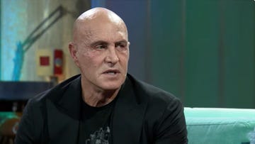 kiko matamoros en la resistencia con traje y camiseta negros
