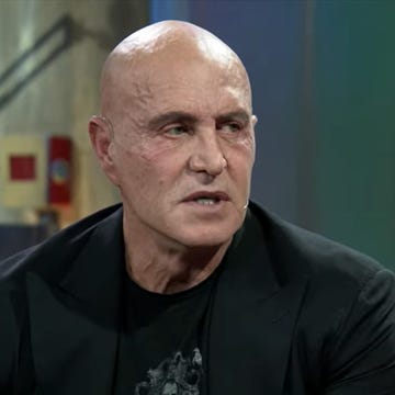 Kiko Matamoros en La Resistencia kiko matamoros en la resistencia con traje y camiseta negros