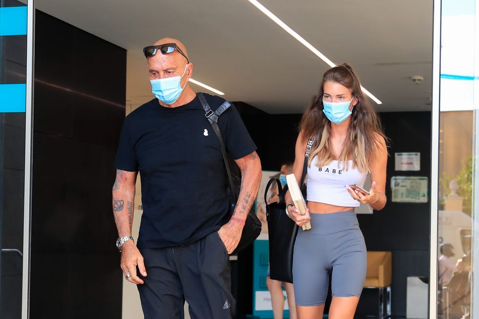 kiko matamoros y marta lópez saliendo del hospital
