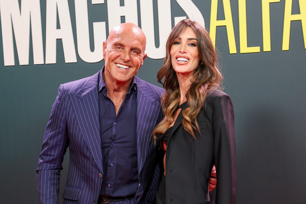 kiko matamoros y marta lopez alamo en el estreno de machos alfa 2