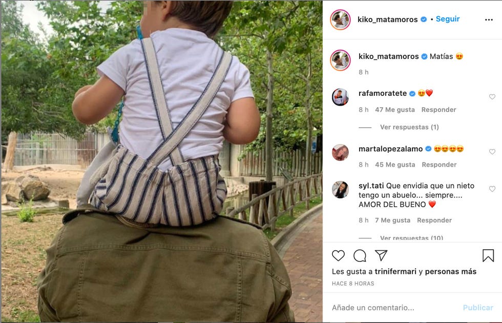 kiko matamoros  lleva en los hombros a su nieto matías, hijo de laura matamoros