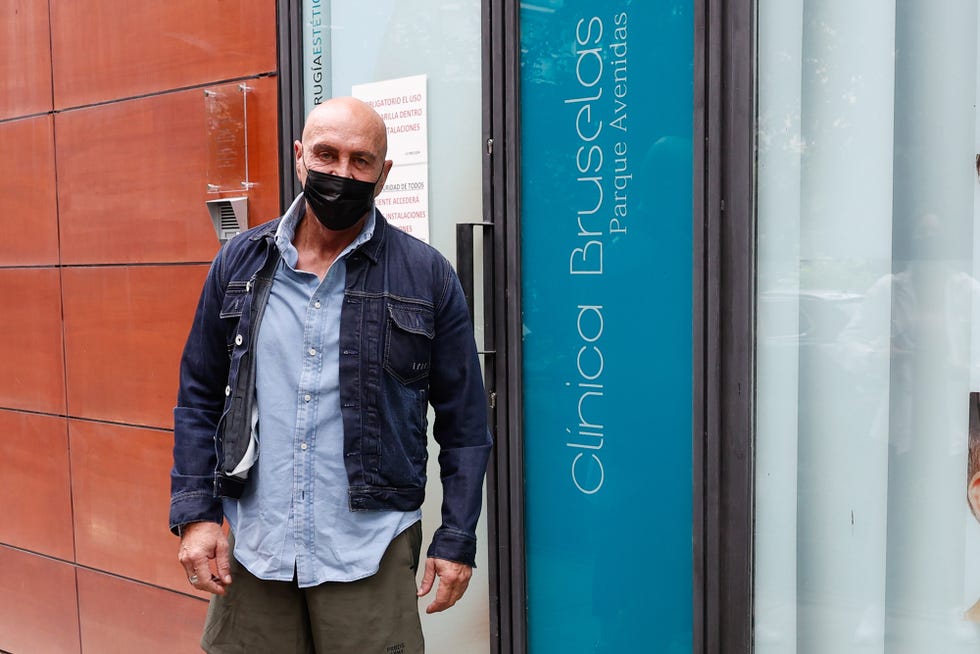 kiko matamoros llega a la clínica bruselas para su operación de marcación abdominal, junto a su novia, marta lópez