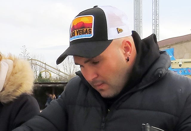 kiko rivera con cara triste, gorra y abrigo