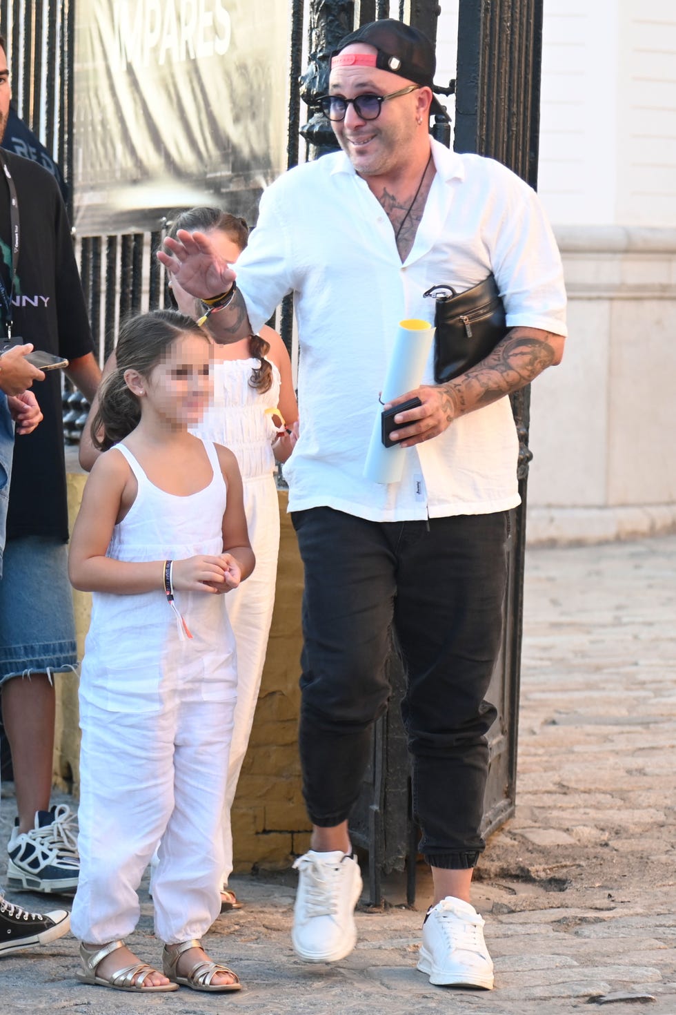 kiko rivera en un concierto con sus hijas