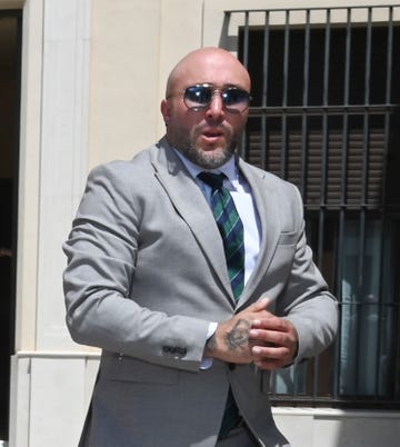 kiko rivera en la comunion de su hija ana con traje gris