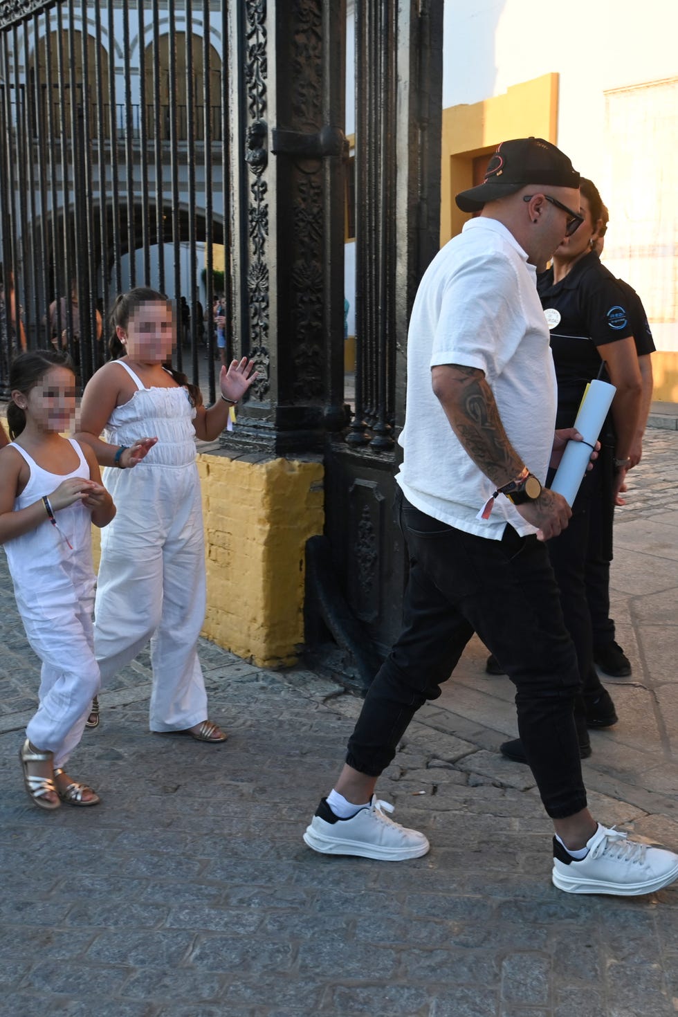kiko rivera en un concierto con sus hijas