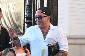 kiko rivera en un concierto con sus hijas