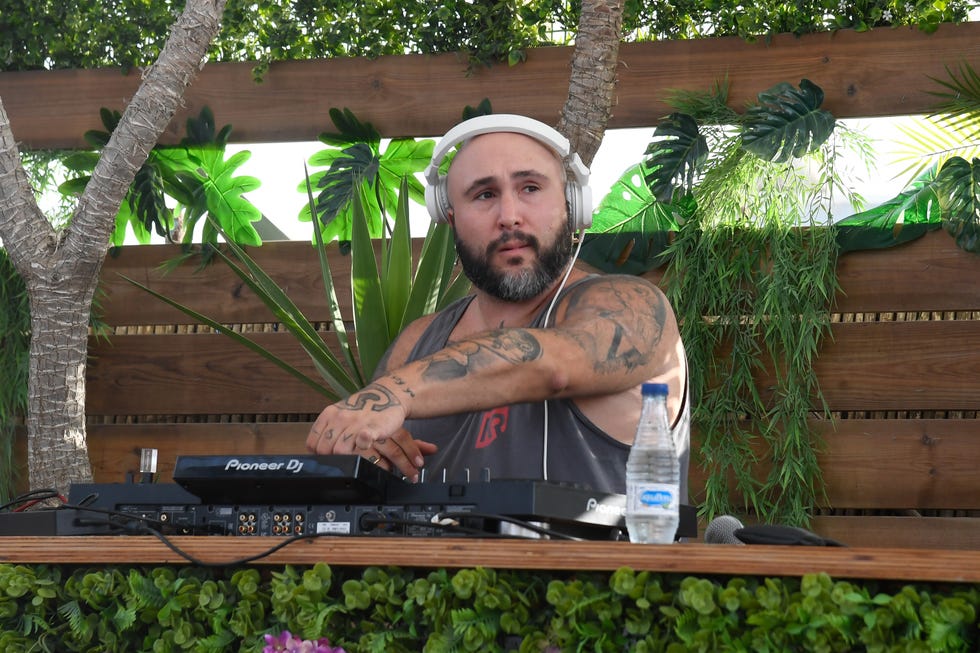 kiko rivera ejerciendo de dj en una fiesta