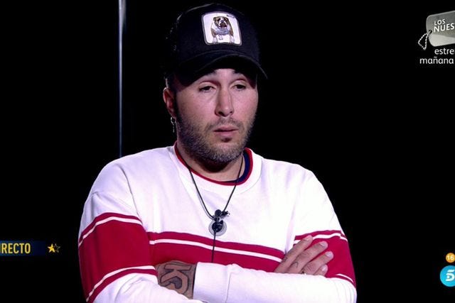 kiko rivera sentado en gran hermano vip con los brazos cruzados