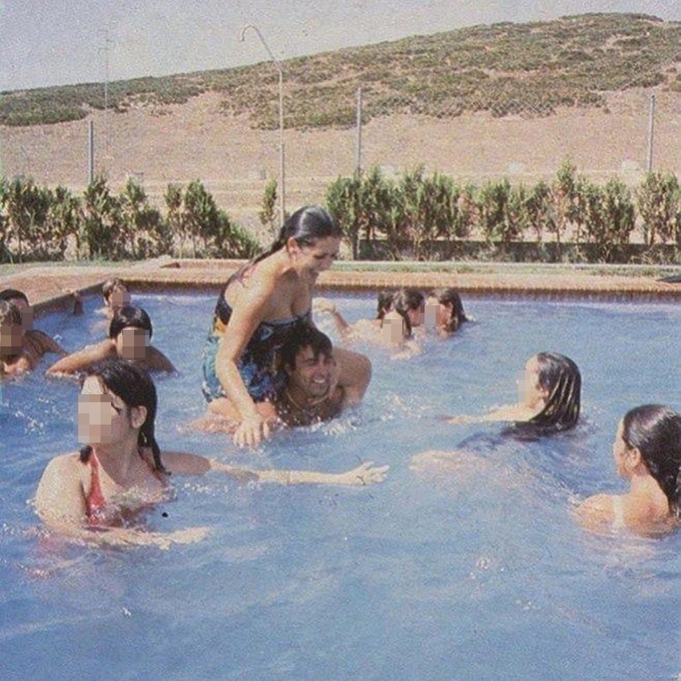 foto antigua de isabel pantoja sobre los hombros de francisco rivera 'paquirri' en una piscina