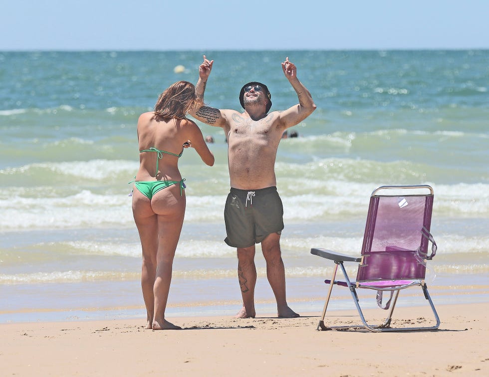kiko rivera e irene rosales disfrutan de unos dias de relax y vacaciones en la playa de matalascanas