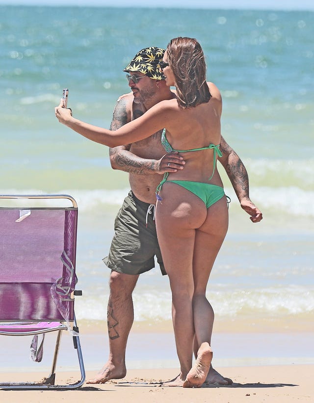 kiko rivera e irene rosales disfrutan de unos dias de relax y vacaciones en la playa de matalascanas