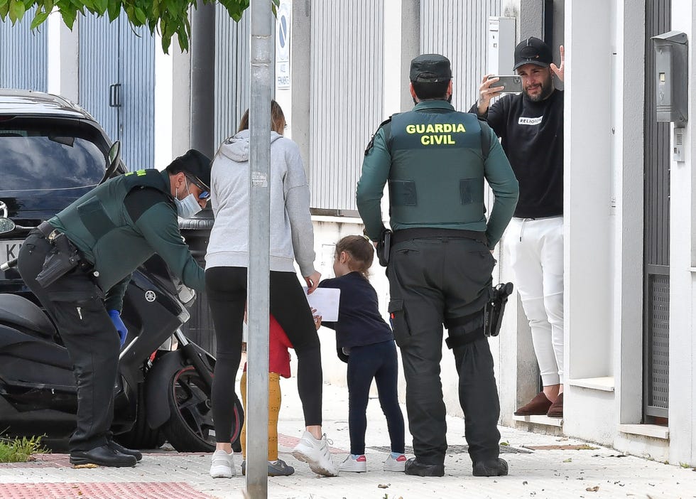 kiko rivera e irene rosales reciben la visita de la guardia civil