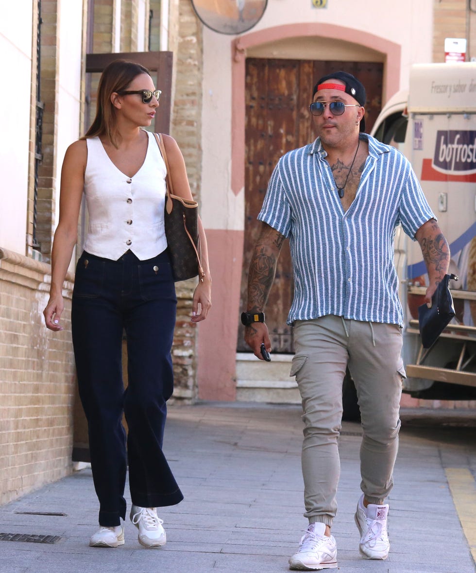 kiko rivera e irene rosales caminan juntos por las calles de castilleja de la cuesta, en sevilla
