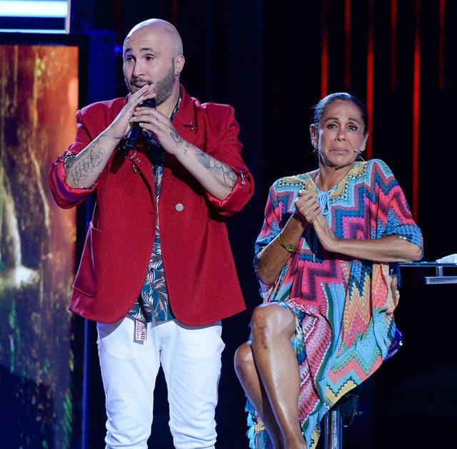 kiko rivera e isabel pantoja cantando en un escenario