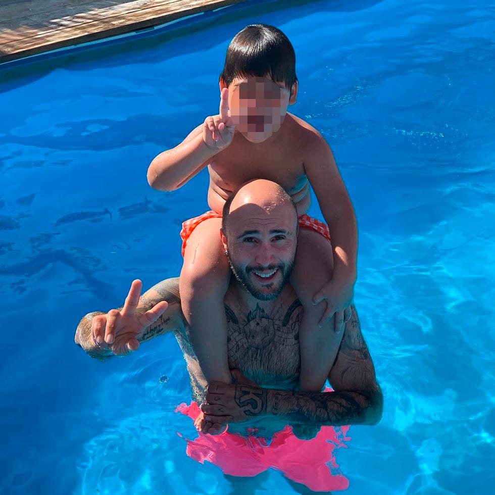Kiko Rivera disfruta de una tarde de piscina junto a su sobrino Alberto