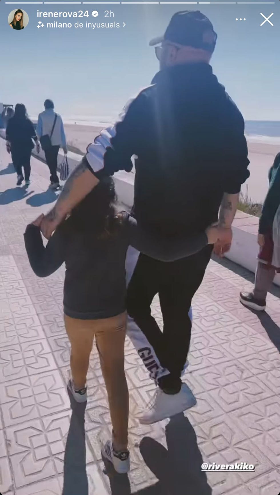 el hijo de isabel pantoja con una de sus hijas de paseo disfrutando del puente en la playa