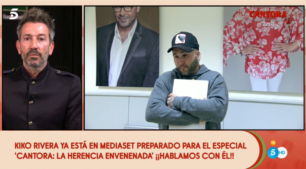 kiko rivera mostrando una carpeta llena de papeles en sálvame