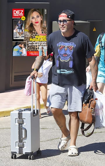 kiko rivera ejerce de padre soltero y se lleva a sus hijas de vacaciones a huelva, tema de portada en la revista diez minutos, numero 3864