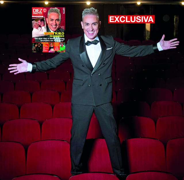 el colaborador de sálvame posa para diez minutos con esmoquin en el teatro amaya de madrid