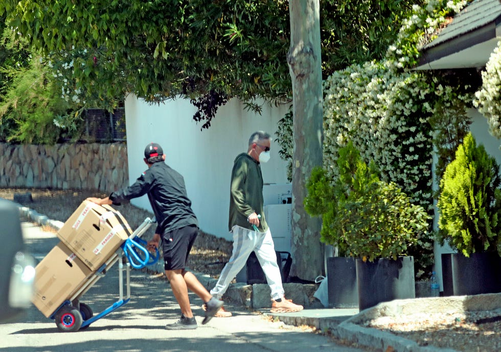 el colaborador de sálvame con los operarios y camiones de su traslado de chalet