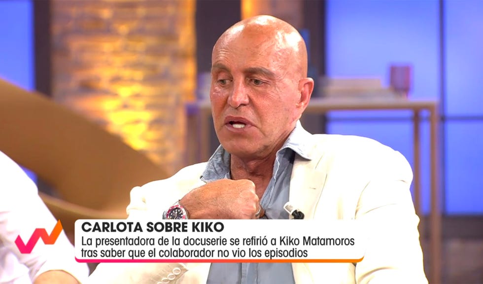 el colaborador, con americana blanco y camisa de rayas, habla de la serie documental de moda