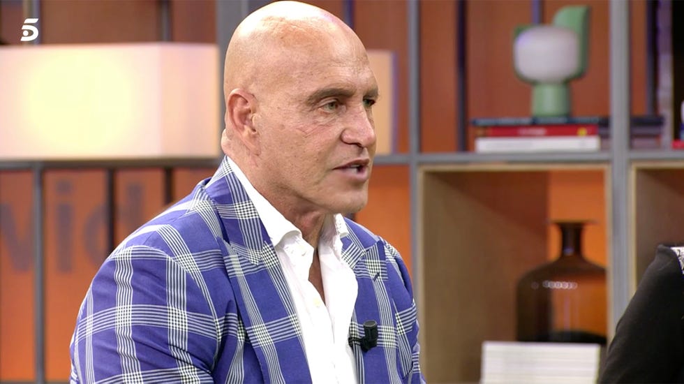 el colaborador de viva la vida en el plató de telecinco